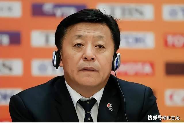 导演以马迪的主观视点表现坡底下因讨价还价而陷入混乱的人群，在大全景镜头里，灰黑的人群就像一些因觅食而发生纠纷的蚂蚁，只有争吵声隐隐约约地飘了过来，镜头始终对这戏剧性的一幕表现出难能可贵的克制，一直都未曾推近。